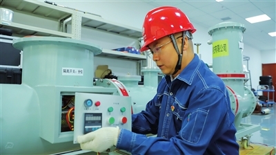 做電力科研路上的追光者